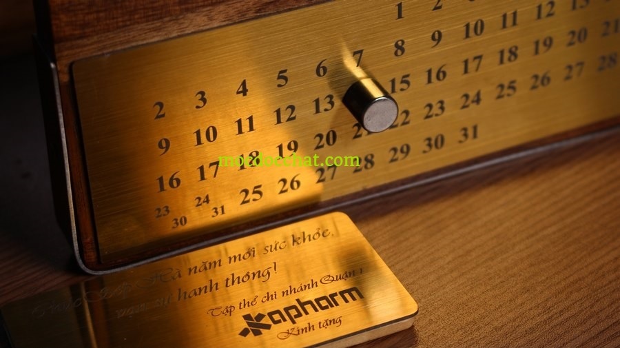 Cách sử dụng lịch gỗ khối bằng cách dịch chuyển nam châm ở bảng số và trên thanh đánh dấu tháng từ 1- 12