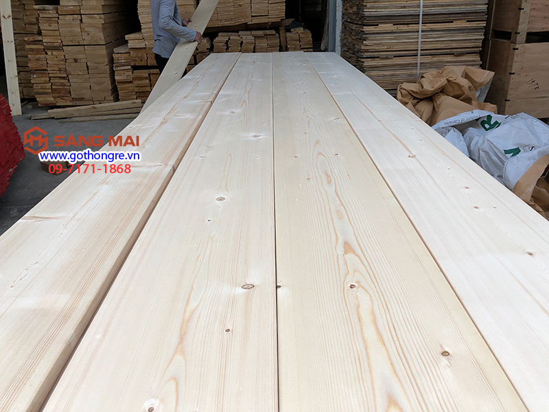 Gỗ thông trắng- màu sấc và vân gỗ. Hay sử dụng để sản xuất hộp gỗ theo yêu cầu