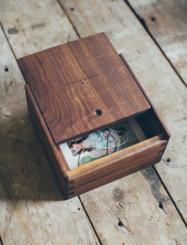 Album ảnh cưới đẹp với hộp đựng gỗ sang trọng. 