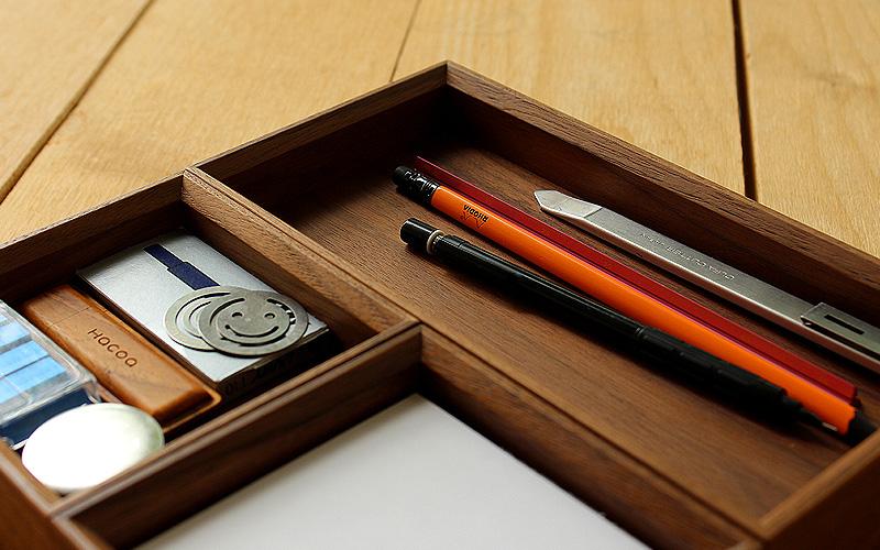 Đế hộp bút là khay gỗ tinh tế, dùng để đựng văn phòng phẩm