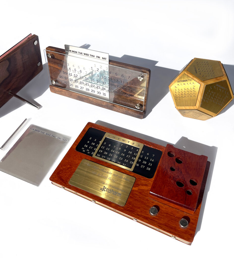 lịch gỗ để bàn 12 mặt ốp inox, mẫu lịch lục giác sang trọng