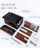 lịch gỗ để bàn cao cấp vạn niên. Kết hợp với hộp gỗ làm bộ quà tặng lịch tết sang trọng