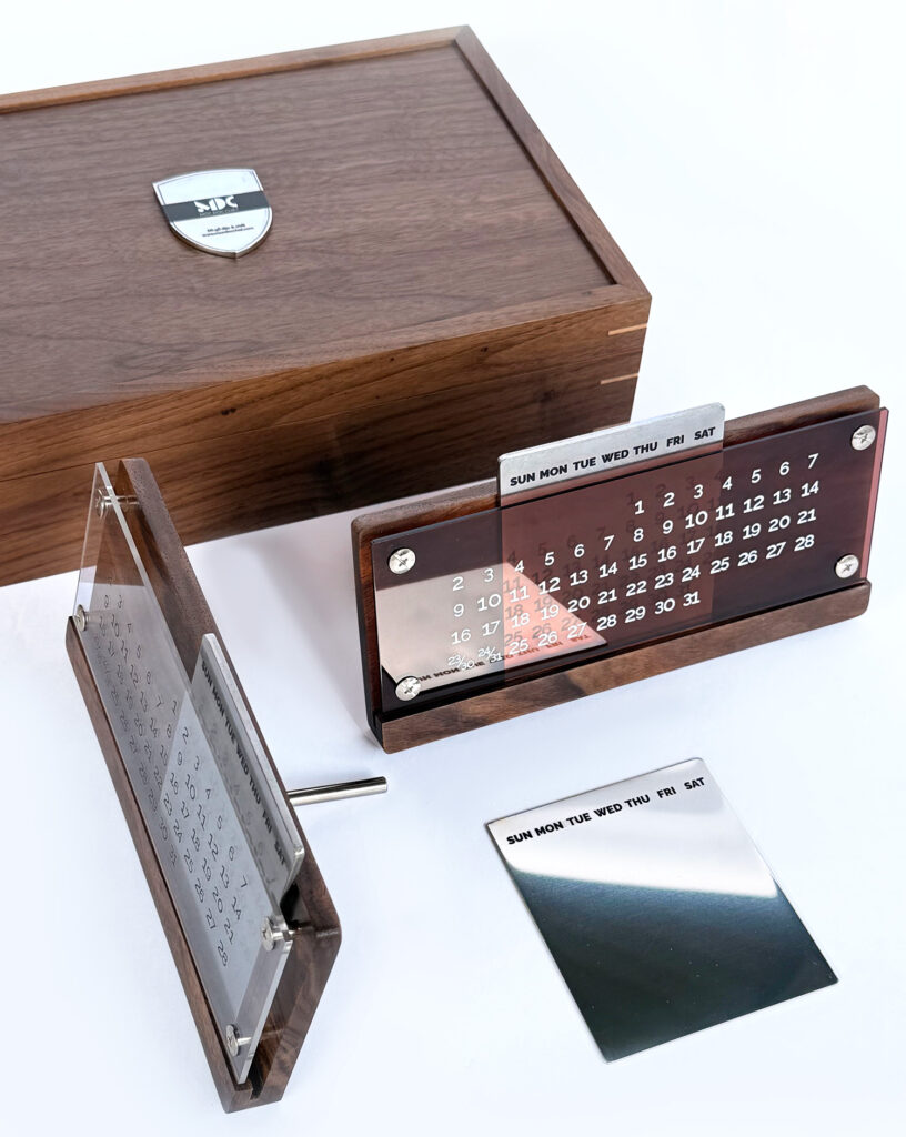 quà tặng lịch tết bằng gỗ để bàn. Hộp đựng gỗ