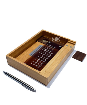 Lịch gỗ để bàn tết- khay bút - khắc tên- mạ vàng 24k