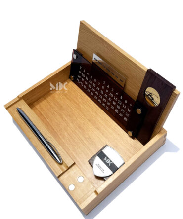 lịch gỗ để bàn làm việc đẹp- đa tính năng- mạ vàng 24k